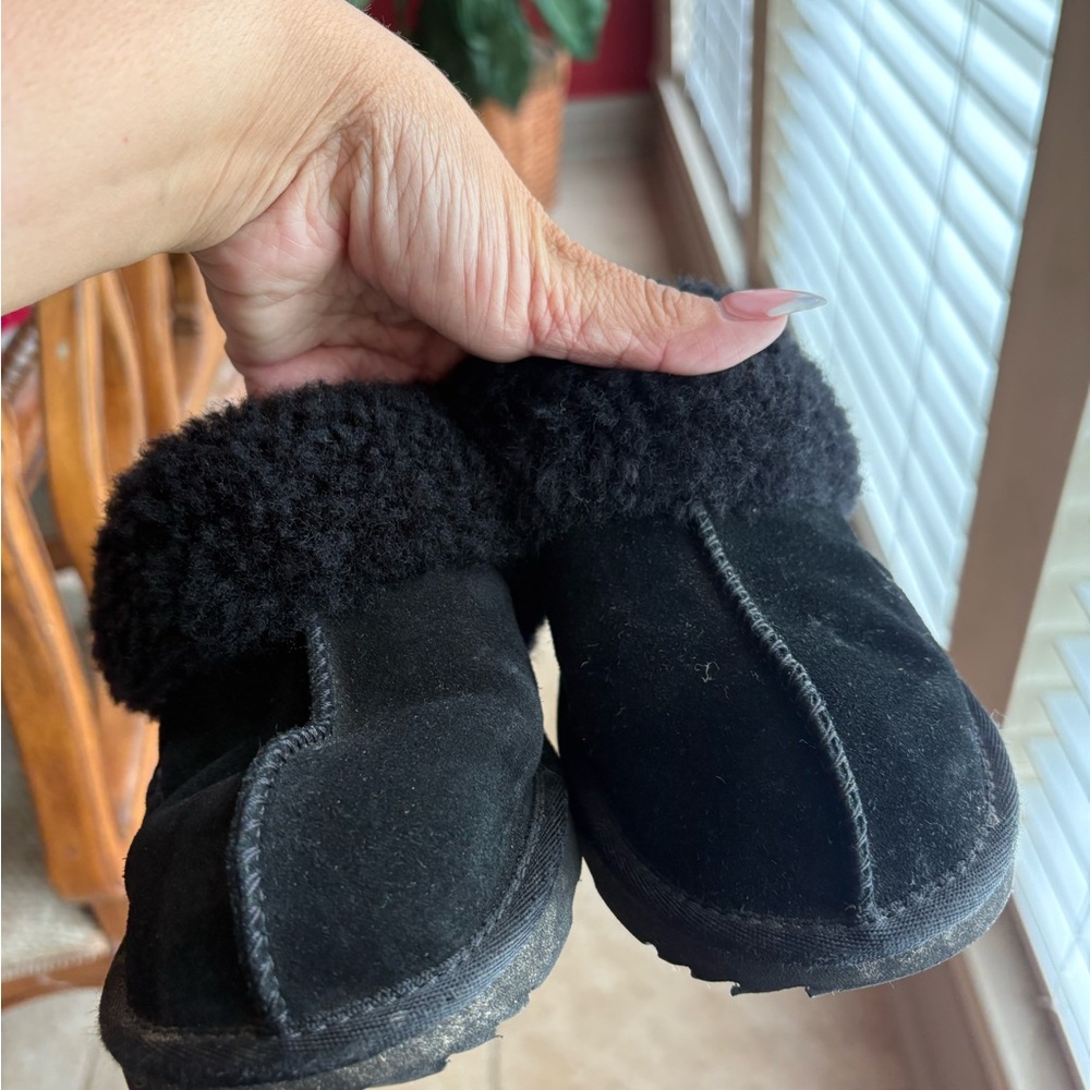 UGG Kids Black Shearling Slide Slippers - Picture 3 of 4